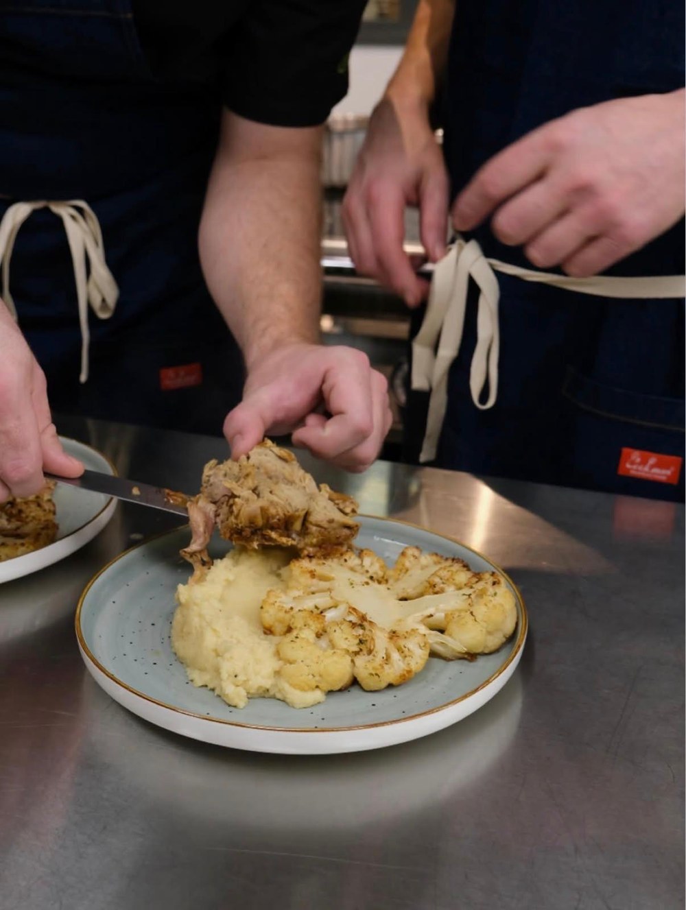 Dressage d'une assiette en cuisine au Comptoir des Esteys