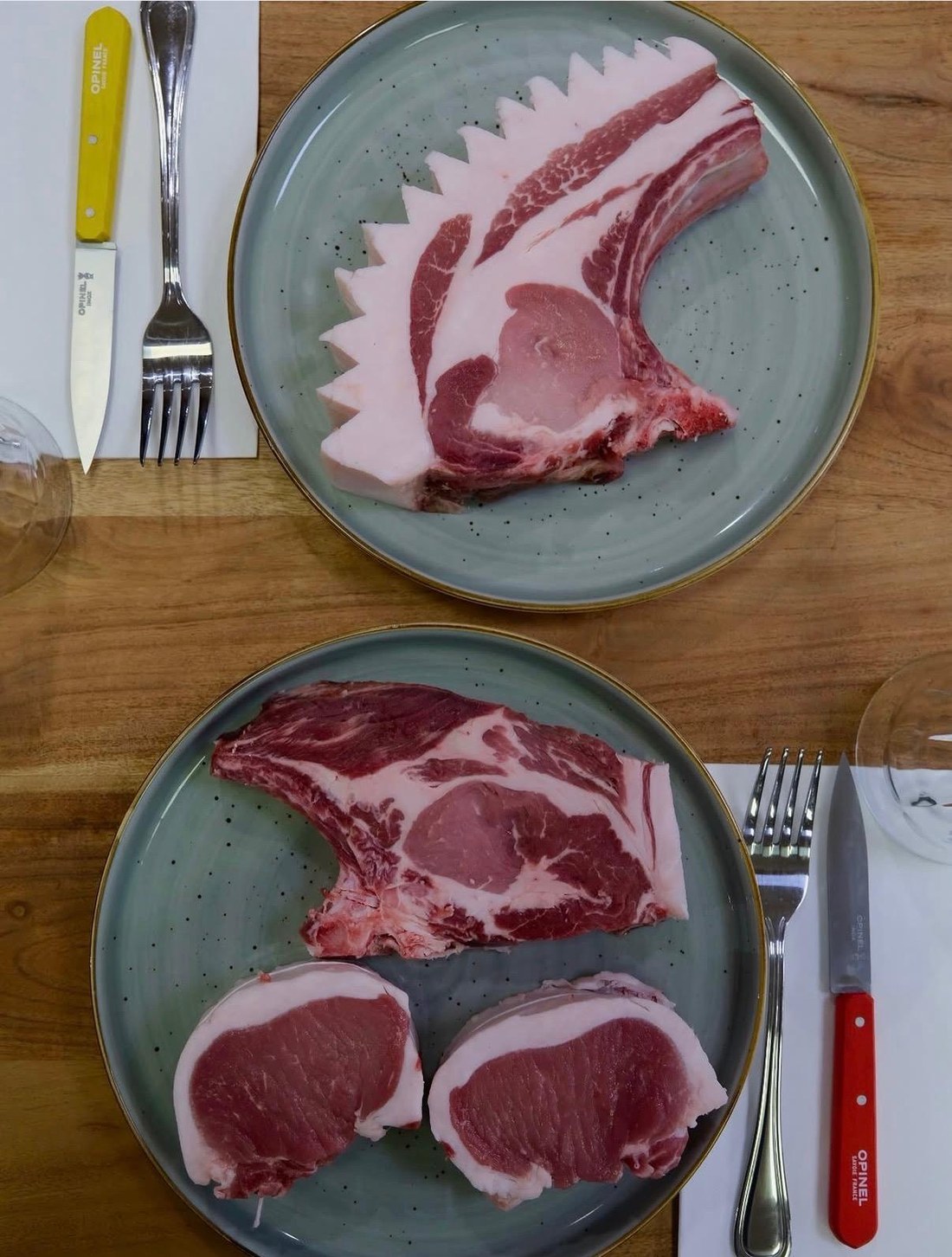 Côtes et tranches de viande crues, prêtes à cuire